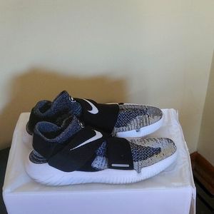 🔥NIKE FREE RUN MOTION FLYKNIT 2018 SIZE 10.5 BLK/GREY